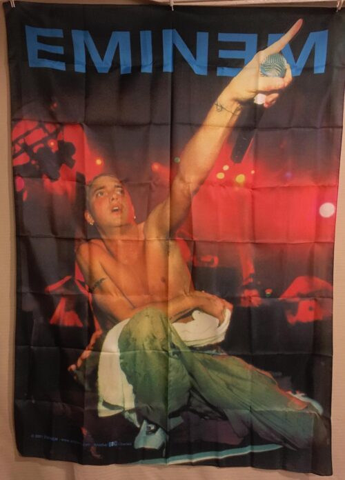 EMINEM POINTING with mic  posterflagga från 2001 Samlarobjekt